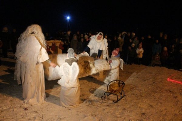 Ватра, фаєр-шоу, співи: як запалювали ялинку в селі під Луцьком