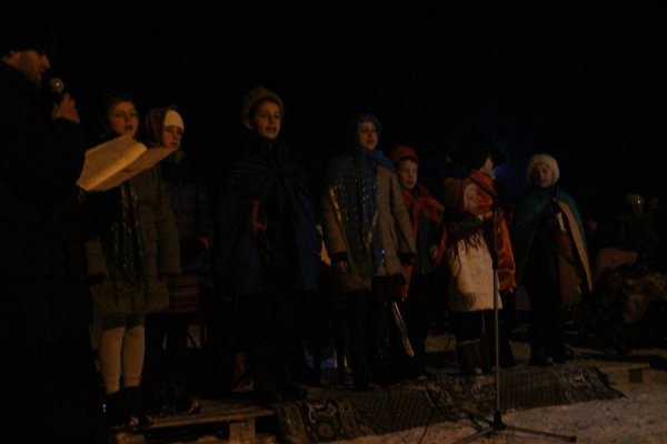 Ватра, фаєр-шоу, співи: як запалювали ялинку в селі під Луцьком