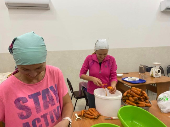 Жителі волинського села приготували майже 200 літрів салату для українських воїнів