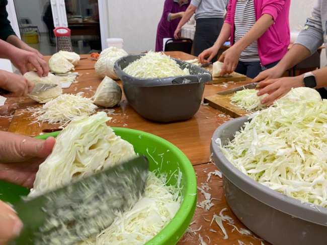 Жителі волинського села приготували майже 200 літрів салату для українських воїнів