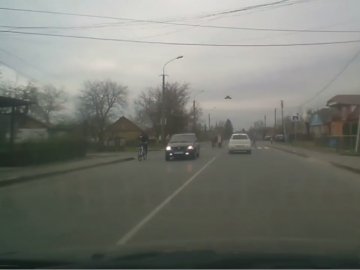 У Луцьку авто ледь не збило школярів на пішохідному переході. ВІДЕО