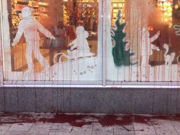 У Львові учасники «Маршу справедливості» розфарбували магазин Roshen. ВІДЕО