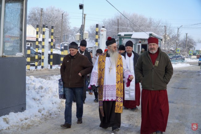 У Володимир привезли Вифлеємський вогонь миру: його передадуть військовим. ФОТО
