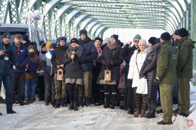 У Володимир привезли Вифлеємський вогонь миру: його передадуть військовим. ФОТО