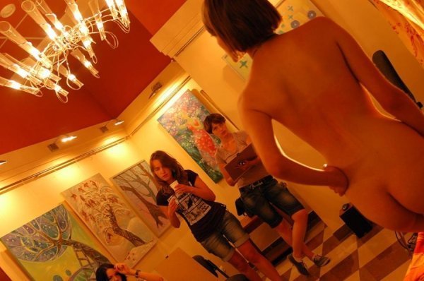 Еротичне мистецтво: у луцькій галереї малюють з натури. ФОТО