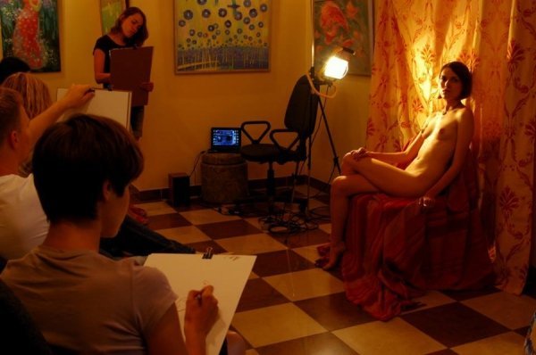 Еротичне мистецтво: у луцькій галереї малюють з натури. ФОТО