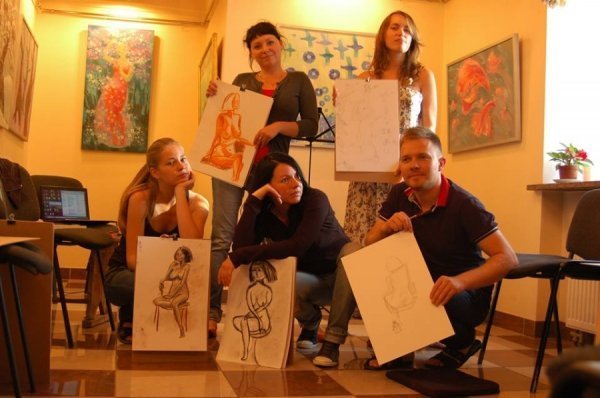 Еротичне мистецтво: у луцькій галереї малюють з натури. ФОТО