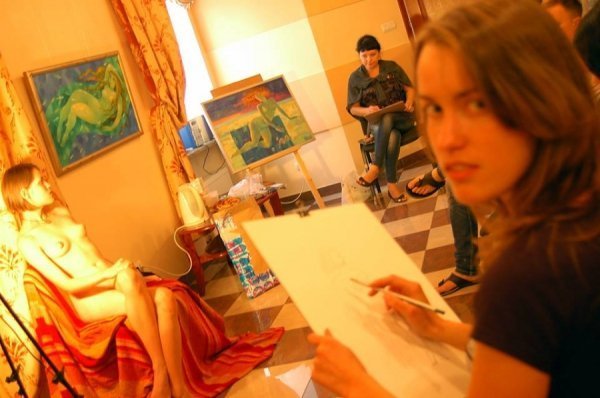 Еротичне мистецтво: у луцькій галереї малюють з натури. ФОТО