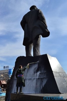 У Донецьку Леніна миють з шампунем. ФОТО