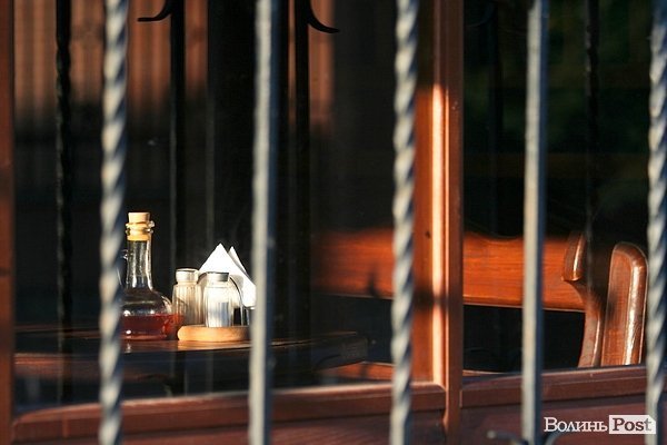 Столові причандали очікують на перших клієнтів