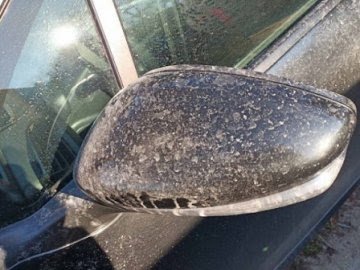 Через скарги водіїв щодо білого осаду у Луцьку перевірили повітря біля двох підприємств