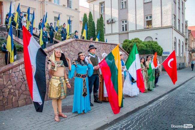 Над Луцьком урочисто підняли синьо-жовтий прапор. ФОТО