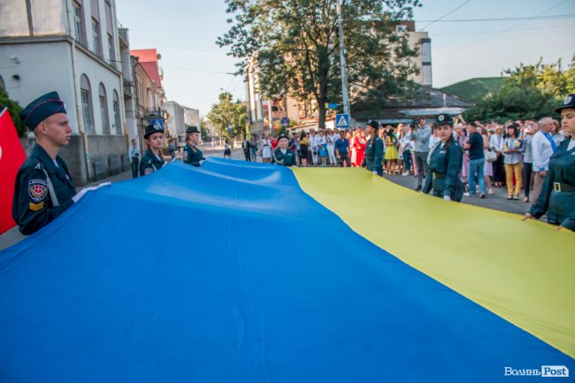 Над Луцьком урочисто підняли синьо-жовтий прапор. ФОТО