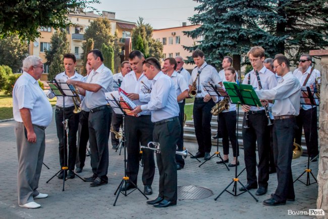 Над Луцьком урочисто підняли синьо-жовтий прапор. ФОТО