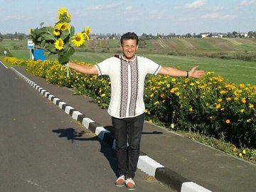 Чоловіку, який заквітчує дороги, хочуть присвоїти звання «Почесний громадянин Волині» 