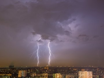 Гроза, шквальний вітер та град: на Волинь суне шторм