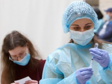 Лікарям будуть доплачувати за вакцинацію: назвали умову