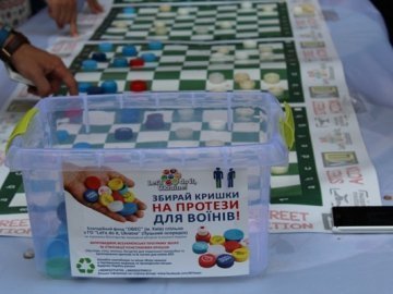 Лучани зіграли в шашки, щоб допомогти українським військовим. ФОТО