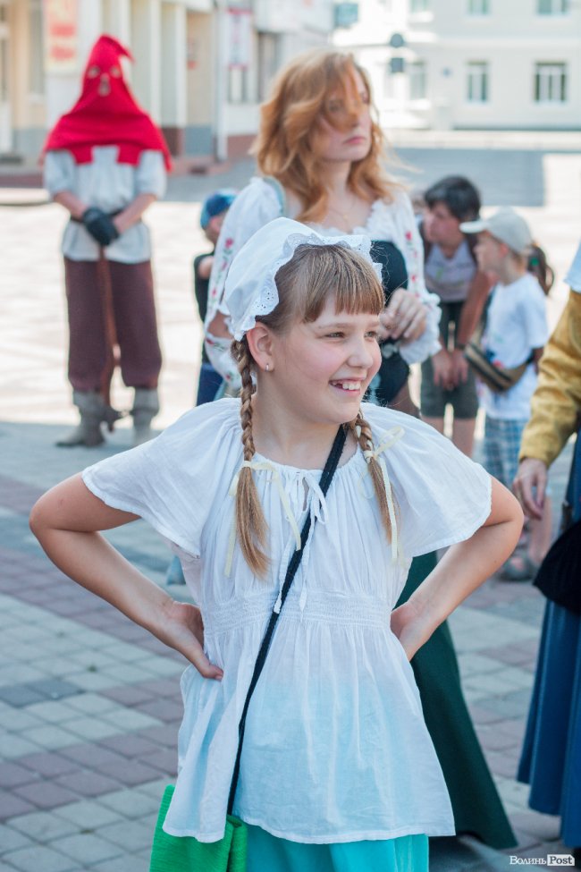 Середньовічні сукні, лицарські обладунки і давні забави: «Князівський бенкет» у Луцьку. ФОТО