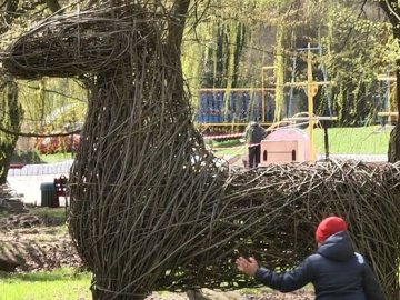 У луцькому парку створюють екоскульптури з обрізаного гілля. ВІДЕО