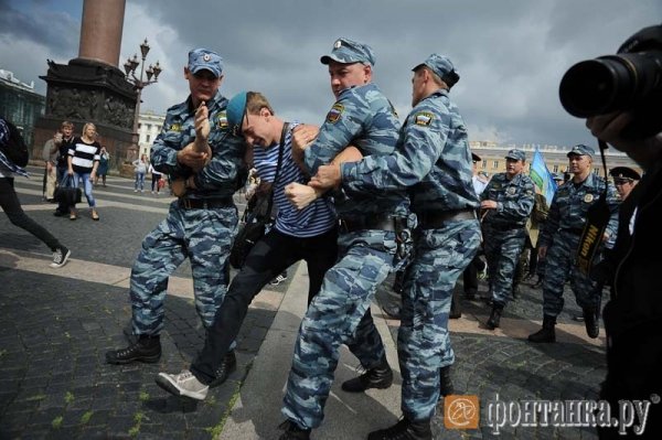 У Росії через гея побилися десантники та омоновці. ФОТО