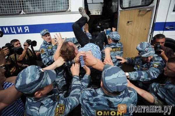 У Росії через гея побилися десантники та омоновці. ФОТО