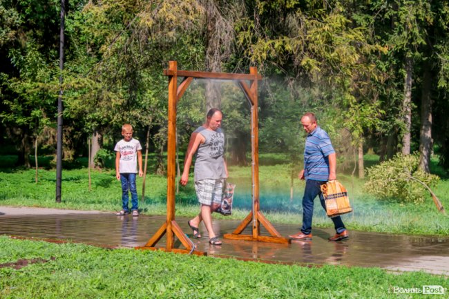 Стир, фонтани і вуличні душі: як у Луцьку рятуються від спеки. ФОТО
