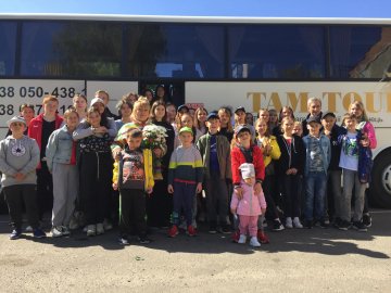 Гладили траву та обіймалися: у Ковель повернулися діти із Німеччини. ФОТО. ВІДЕО