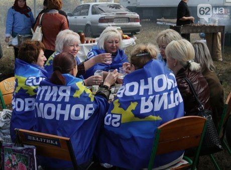 Школярів Донбасу змусили нести прапори регіоналів. ФОТО. ВІДЕО