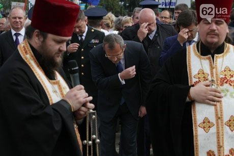 Школярів Донбасу змусили нести прапори регіоналів. ФОТО. ВІДЕО