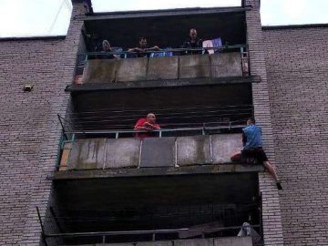 На Волині чоловік хотів вистрибнути з вікна будинку. ФОТО