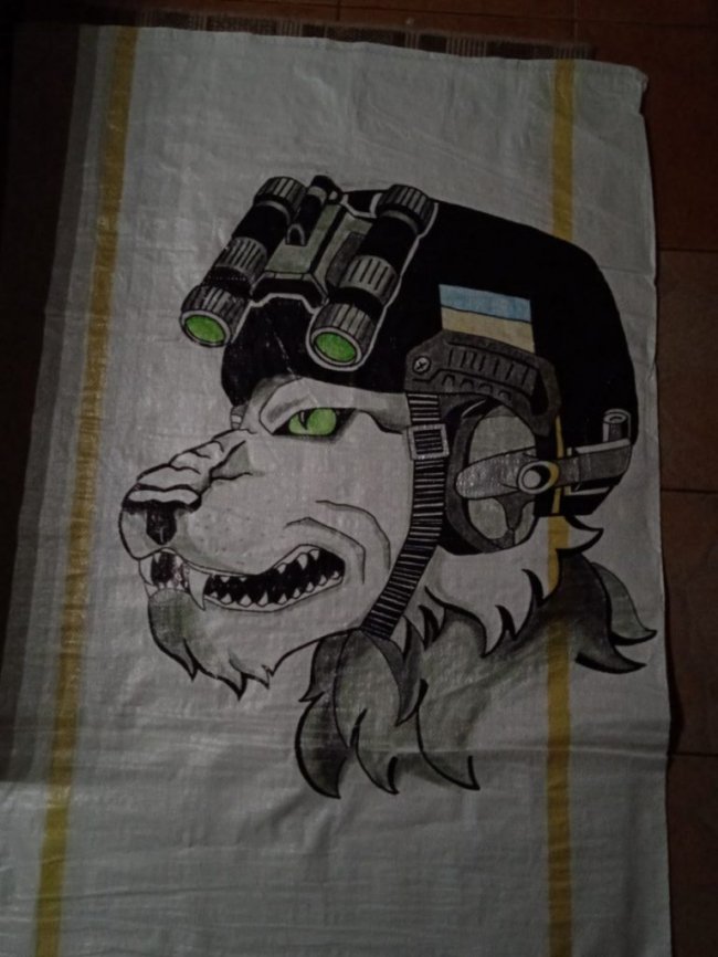 Волинянка малює воїнів на касках та мішках. ФОТО