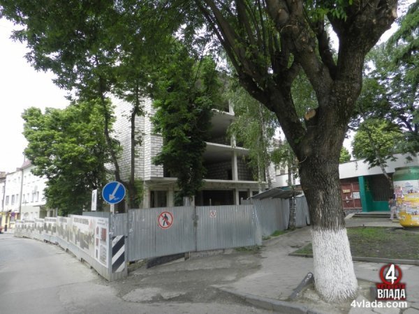  На місці цього будинку колись знаходився сквер. Зараз тут триває будівництво. За словами істориків, на початку будівництва були виявлена підземна частина, але вона не була досліджена