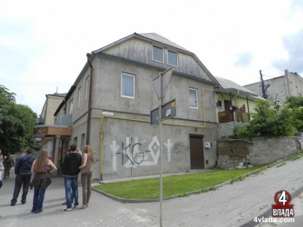 У будинку на Кривому валу, 24 знаходився колись український клуб «Рідна хата». Тут збиралися у польський час українці і проводили мистецькі вечори, вистави, дискусії. Це був центр культурного життя українського Луцька