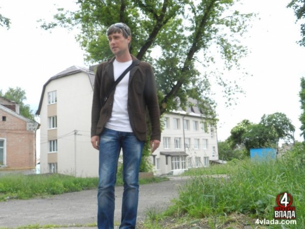 Ймовірно, саме позаду Олександра Котиса, де тепер сквер на вулиці Горького, колись розташовувалася церква, а згодом капличка. Тут мають облагородити територію, поставити лавочки і полкласти бруківку