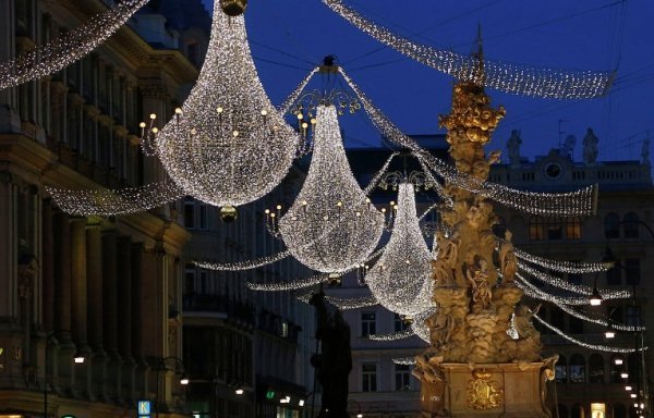 Європейські столиці уже «вдягнули» новорічні вогні. ФОТО