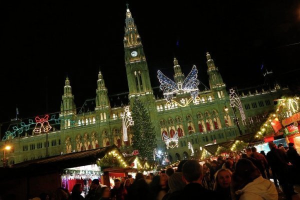 Європейські столиці уже «вдягнули» новорічні вогні. ФОТО