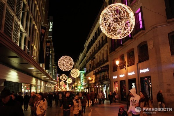 Європейські столиці уже «вдягнули» новорічні вогні. ФОТО