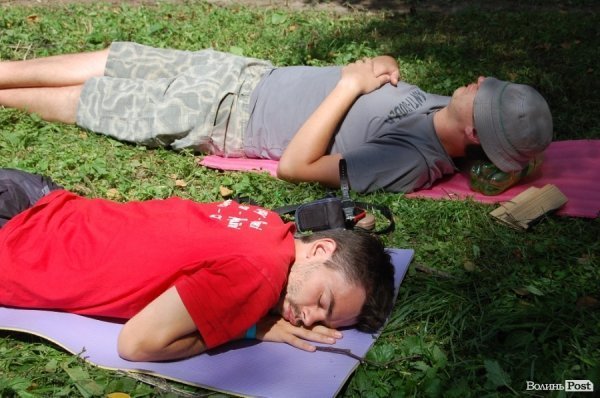 Дехто не витримав і поснув