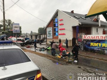 Поліцейський на авто в’їхав у зупинку з людьми – загинула жінка. ФОТО