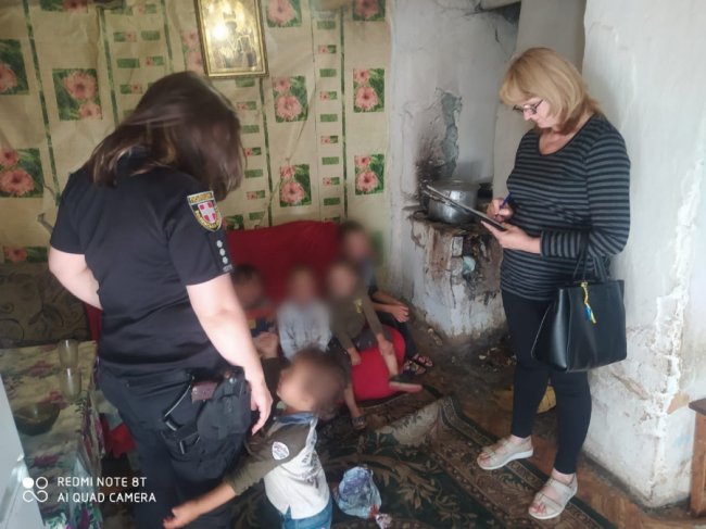На Волині у горе-батьків вилучили сімох дітей. ФОТО 