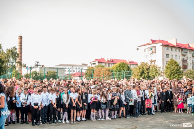 Квіти, вітання та усміхнені першачки: у луцькій школі №9 пролунав перший дзвоник. ФОТО