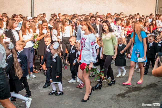 Квіти, вітання та усміхнені першачки: у луцькій школі №9 пролунав перший дзвоник. ФОТО