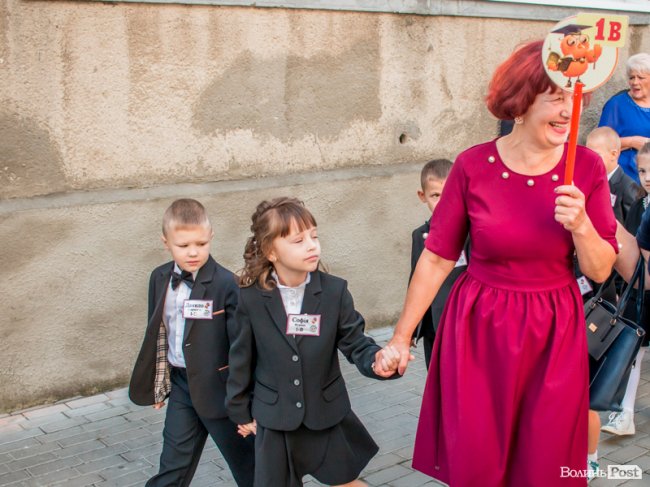 Квіти, вітання та усміхнені першачки: у луцькій школі №9 пролунав перший дзвоник. ФОТО