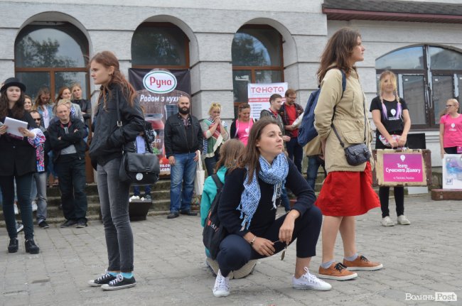 З хлібом, горілкою та кров’ю: у Луцьку відкрили фестиваль театрів. ФОТО