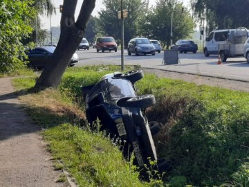 У Рованцях автомобіль злетів у кювет та перекинувся