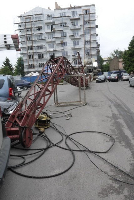 У Рівному на парковку впав будівельний кран. ФОТО