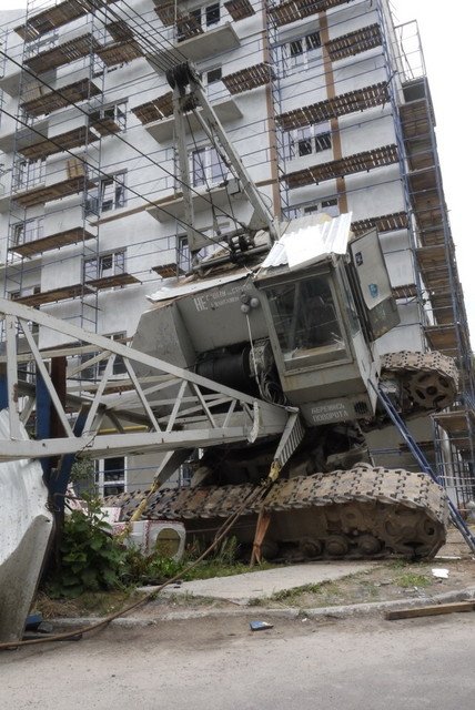 У Рівному на парковку впав будівельний кран. ФОТО