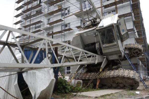 У Рівному на парковку впав будівельний кран. ФОТО