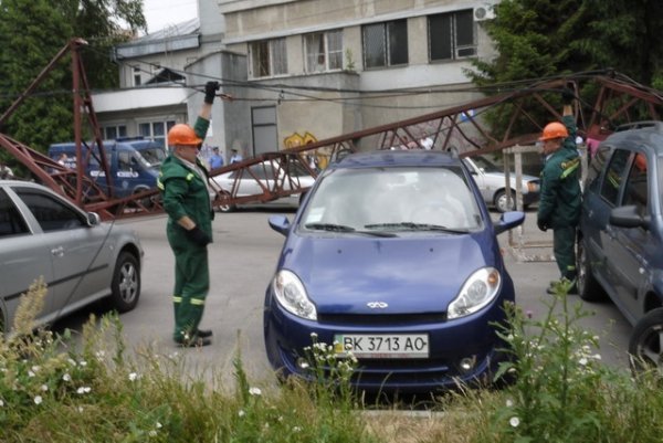 У Рівному на парковку впав будівельний кран. ФОТО